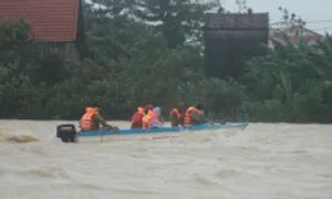 Chạy lũ bên dòng Kiến Giang