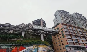 Thành phố nào có đường tàu hỏa đâm xuyên chung cư?